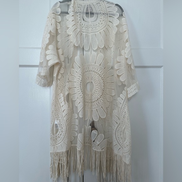 Lace cover. Off white. Beautiful design - Picture 1 of 4